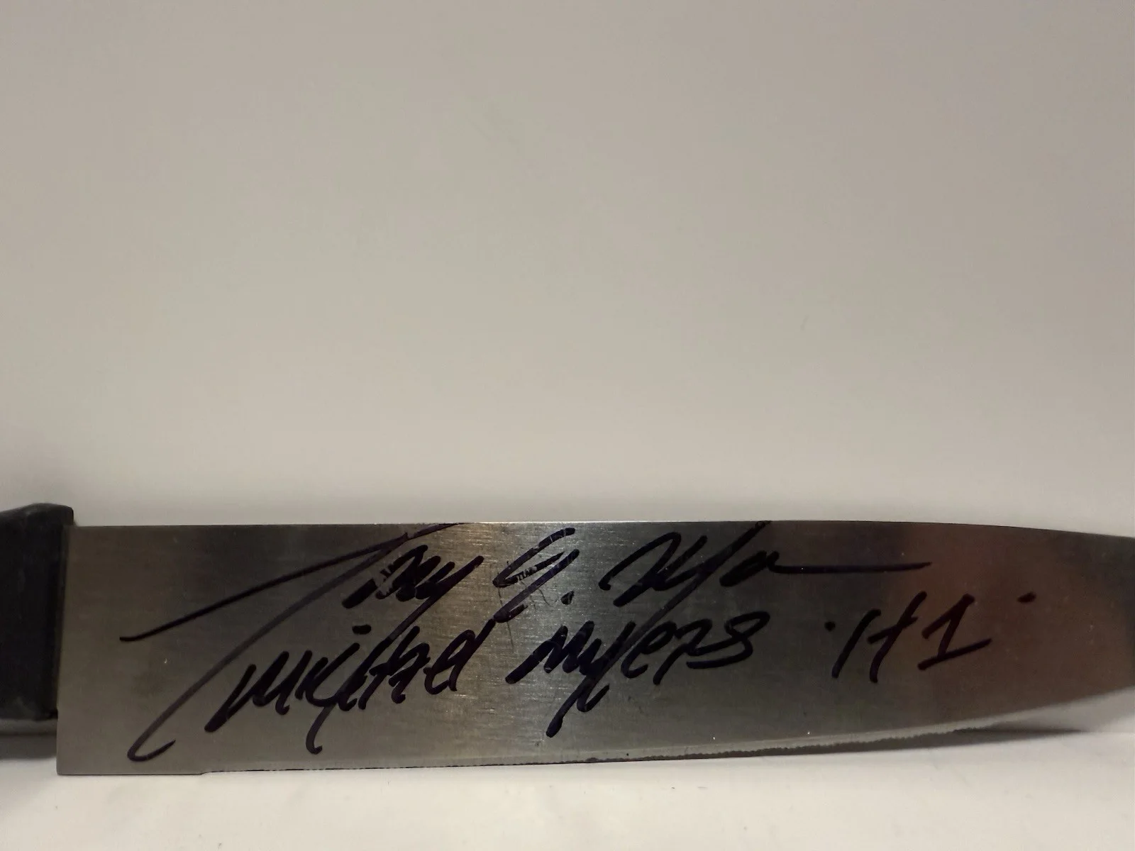 Tony Moran — Tony Moran (Michael Myers) signed “Halloween” replica knife. Legends Auto COA, изображение 2