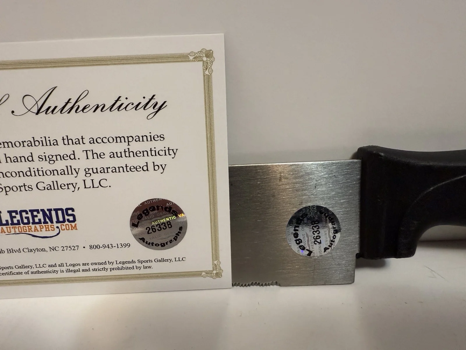 Tony Moran — Tony Moran (Michael Myers) signed “Halloween” replica knife. Legends Auto COA, изображение 4