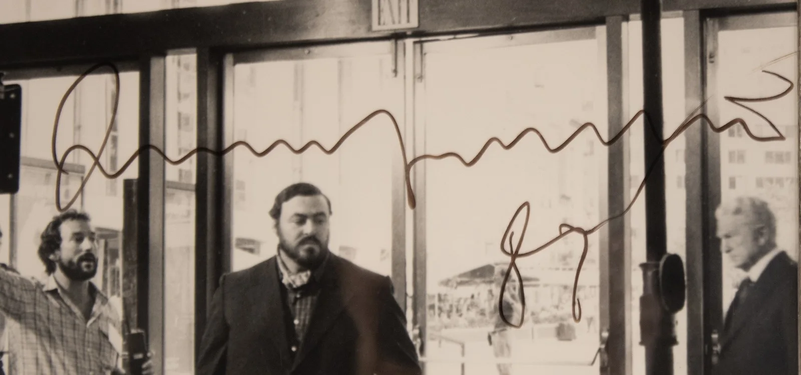 Luciano Pavarotti — LUCIANO PAVAROTTI - AUTOGRAPHED SIGNED PHOTOGRAPH 1987, image 3