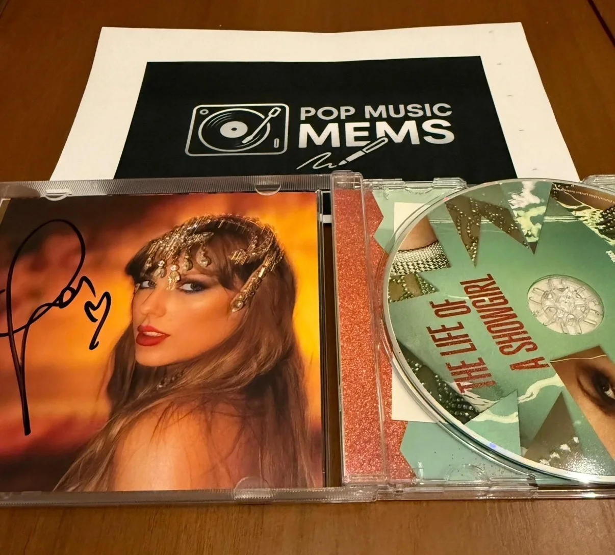 Taylor Swift TLOAS Signed CDs! Life of a Show Girl. Open w/ hearts Fast Shipper, изображение 2