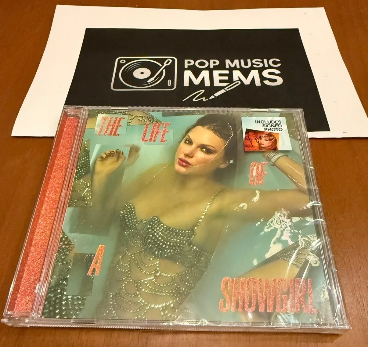 Taylor Swift TLOAS Signed CDs! Life of a Show Girl. Open w/ hearts Fast Shipper, изображение 3