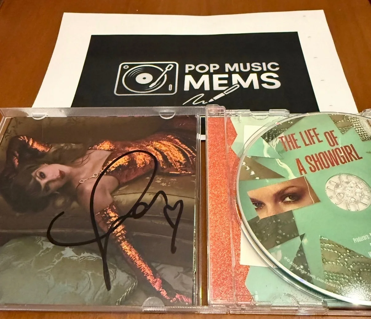 Taylor Swift TLOAS Signed CDs! Life of a Show Girl. Open w/ hearts Fast Shipper, изображение 4