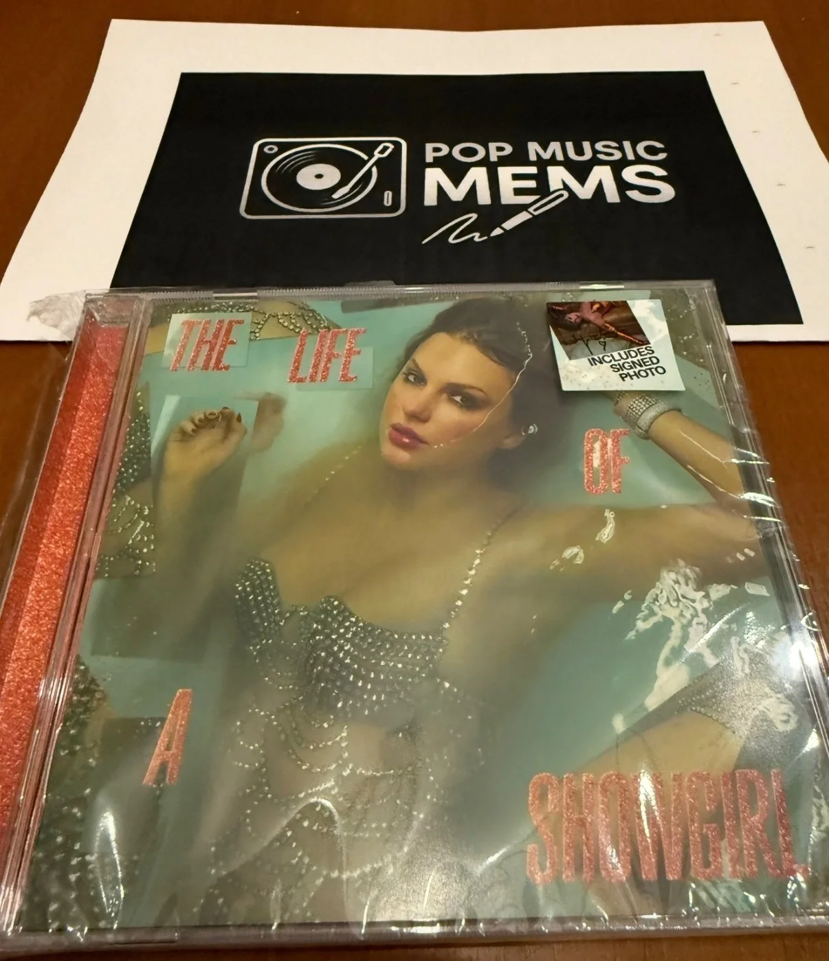 Taylor Swift TLOAS Signed CDs! Life of a Show Girl. Open w/ hearts Fast Shipper, изображение 5