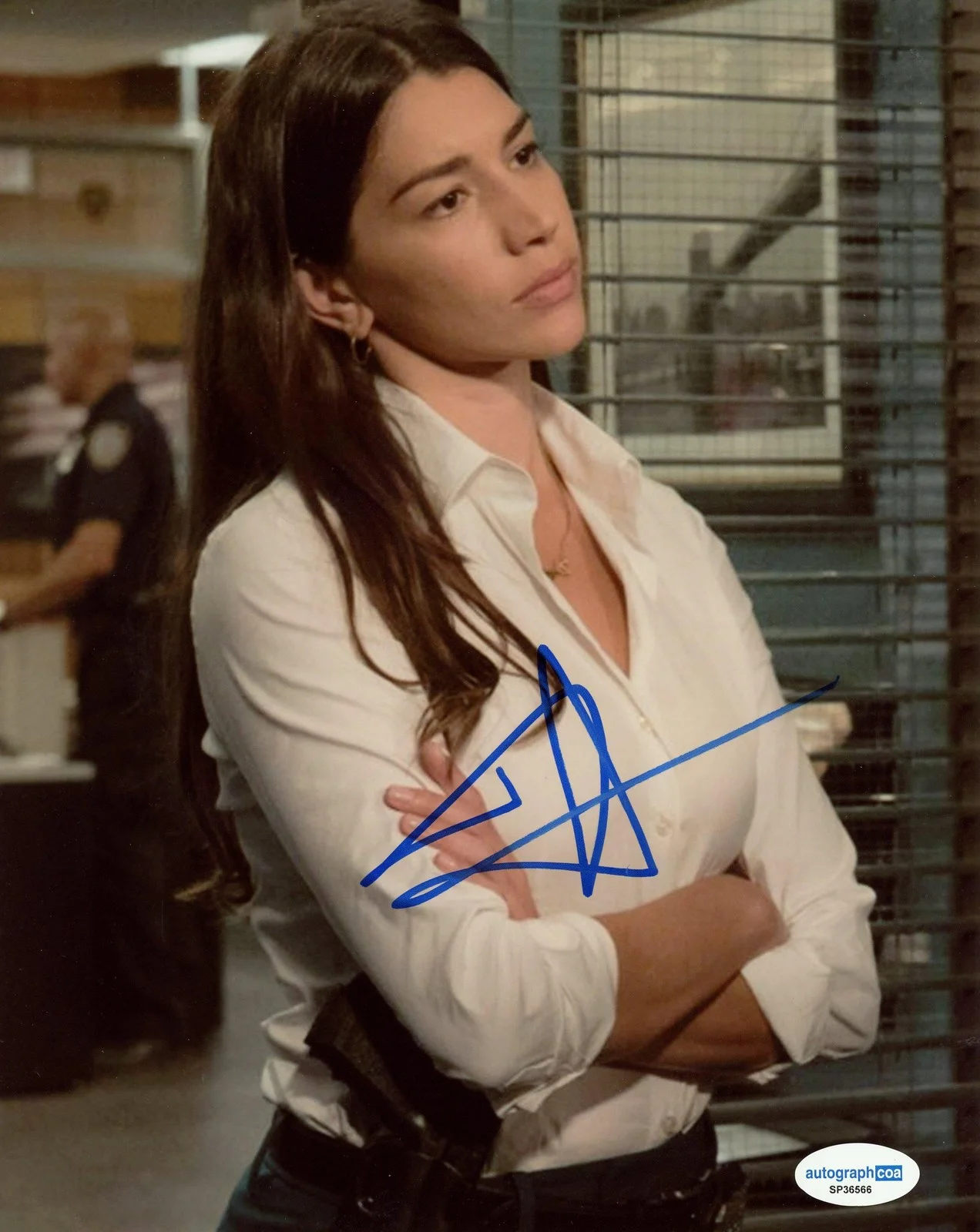 Jamie Gray Hyder — Jamie Gray Hyder "Law & Order: SVU" Autograph SIGNED 'Kat' 8x10 Photo B ACOA, изображение 2