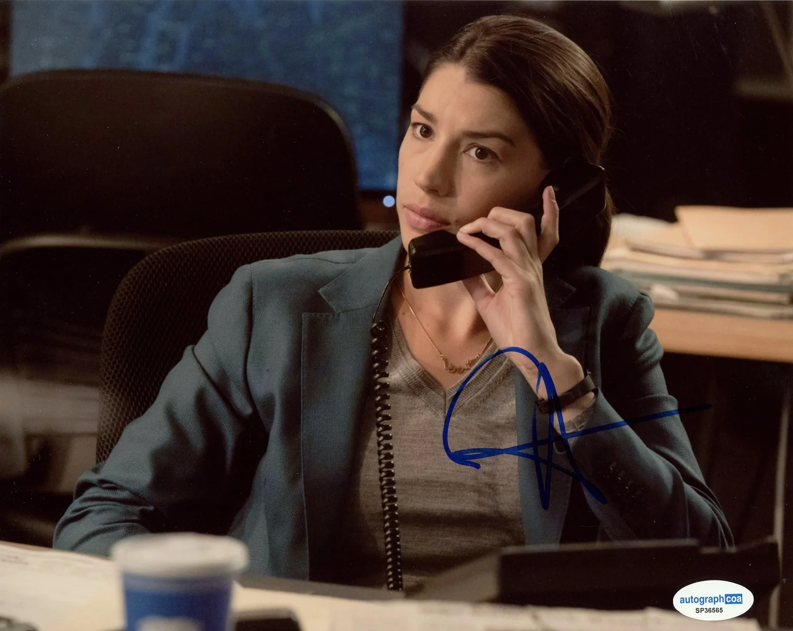 Jamie Gray Hyder — Jamie Gray Hyder "Law & Order: SVU" Autograph SIGNED 'Kat Tamin' 8x10 Photo ACOA, изображение 2