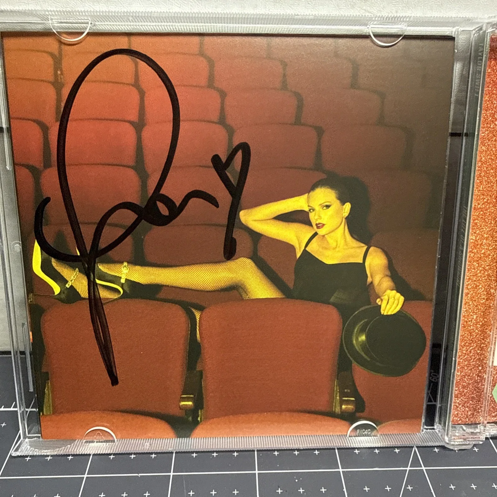 Signed Taylor Swift The Life of a Showgirl TLOAS CD - Photo 4 - Autograph, изображение 2
