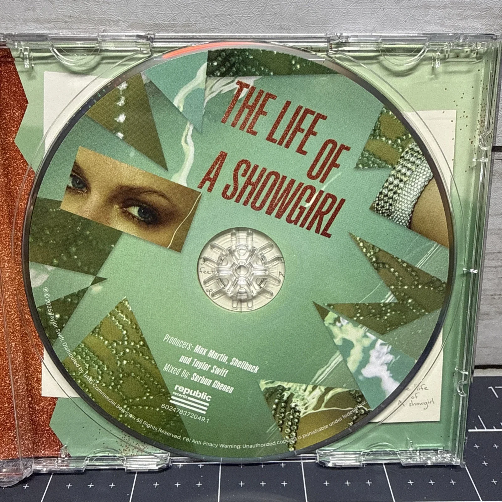 Signed Taylor Swift The Life of a Showgirl TLOAS CD - Photo 4 - Autograph, изображение 3