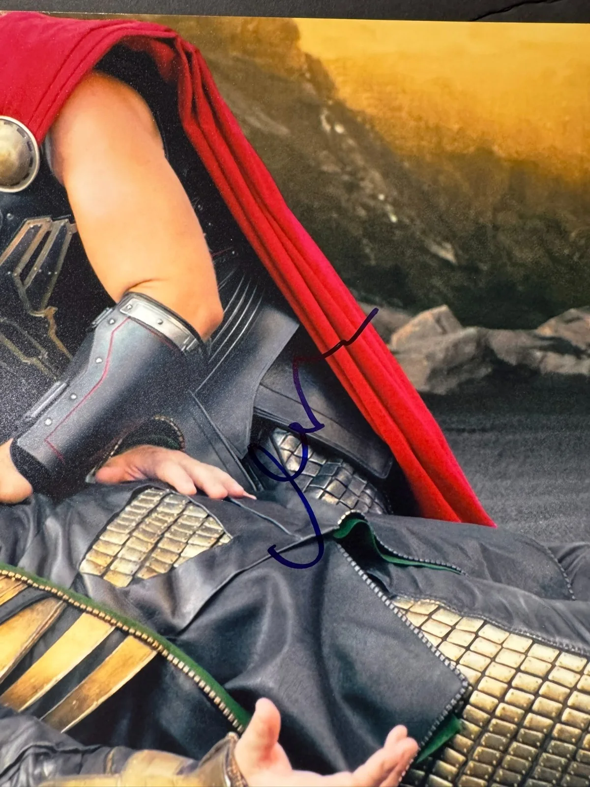 MATT DAMON SIGNED 11X17 LOKI PHOTO AUTO THOR RAGNAROK BECKETT BAS COA, изображение 2