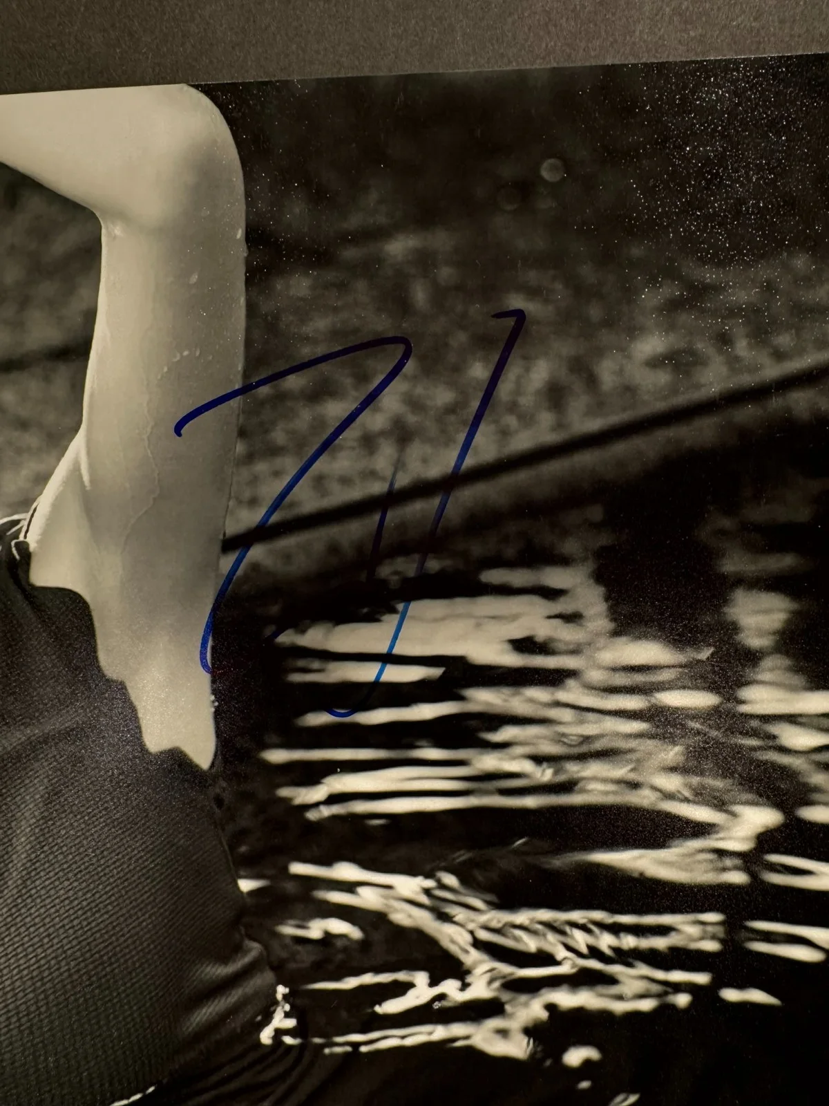 ZOEY DEUTCH SIGNED 11X14 PHOTO AUTO BEAUTIFUL SEXY BECKETT BAS COA, image 2