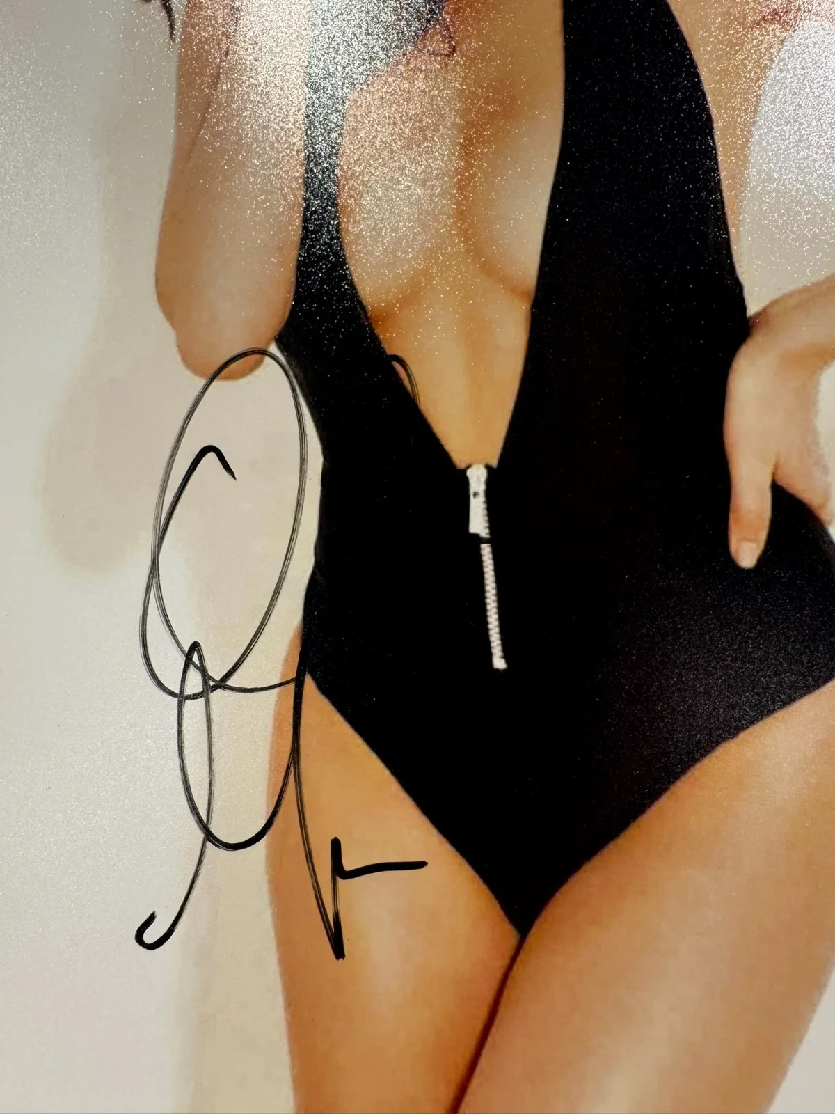 OLIVIA MUNN SIGNED 11X14 PHOTO AUTO BEAUTIFUL SEXY BECKETT BAS COA, изображение 2