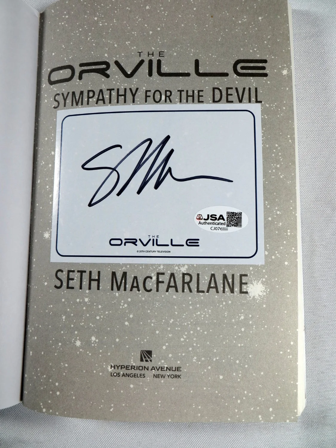 Seth MacFarlane — Seth MacFarlane Signed Autographed Softcover Book The Orville Novella JSA, image 2