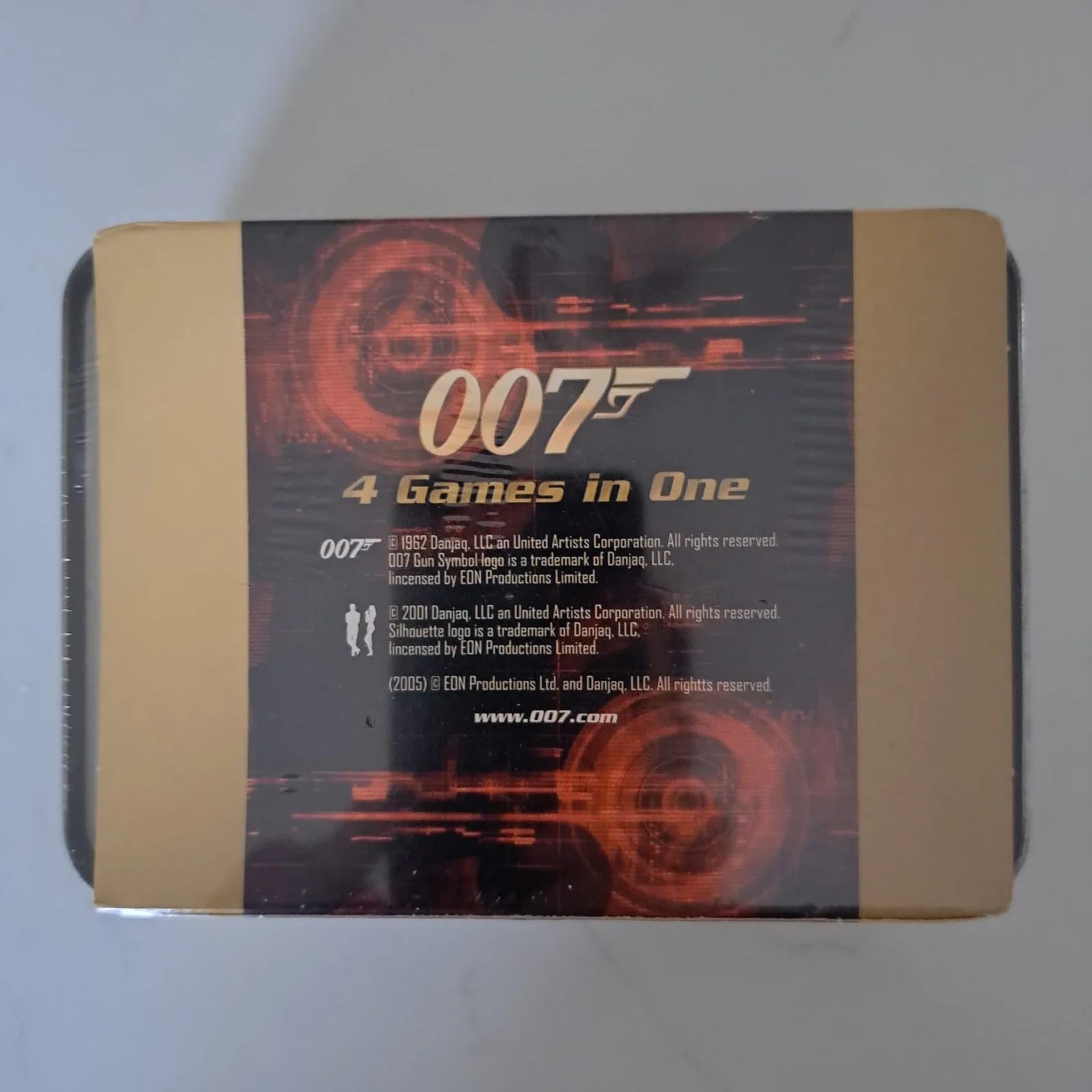 Limited edition James Bond 007 Guns & Gadgets Heroes Villains 4-1 playing cards, изображение 2