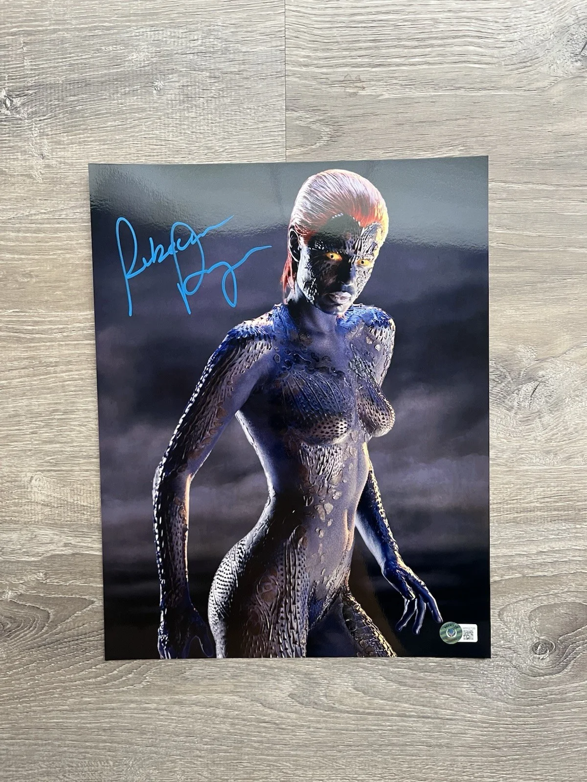 Rebecca Romijn — Rebecca Romijn Signed Mystique Metallic 11x14 Photo Beckett COA X-Men Marvel, изображение 2