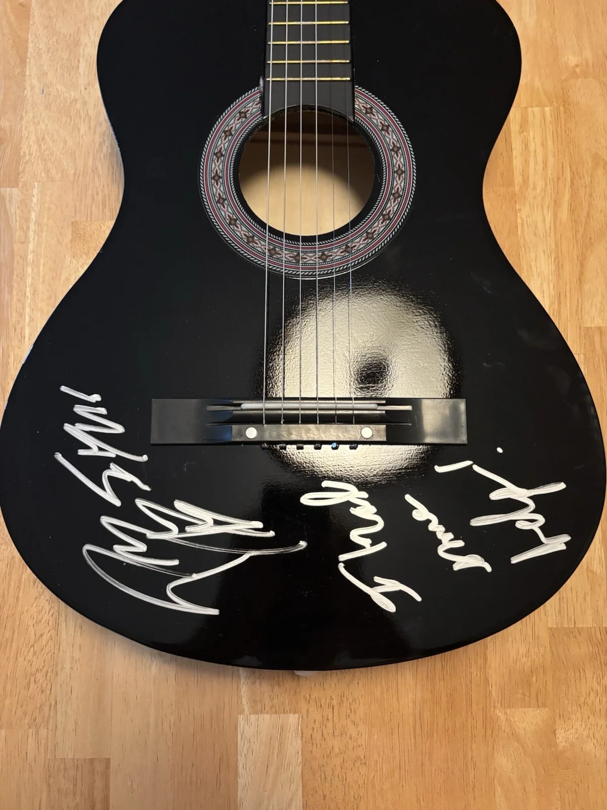 POST MALONE SIGNED BLACK GUITAR INSCRIBED I HAD SOME HELP COUNTRY AUSTIN JSA COA, image 2