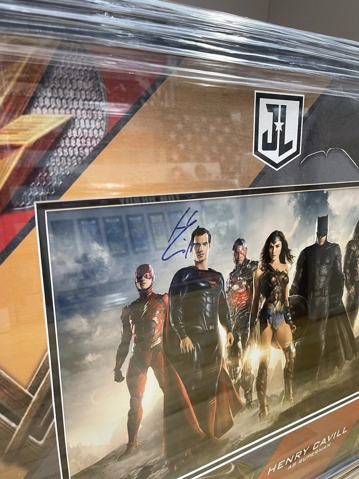 Henry Cavill — Henry Cavill Autographed/Framed 17x11 Superman Movie Poster BAS COA 28x22, изображение 2