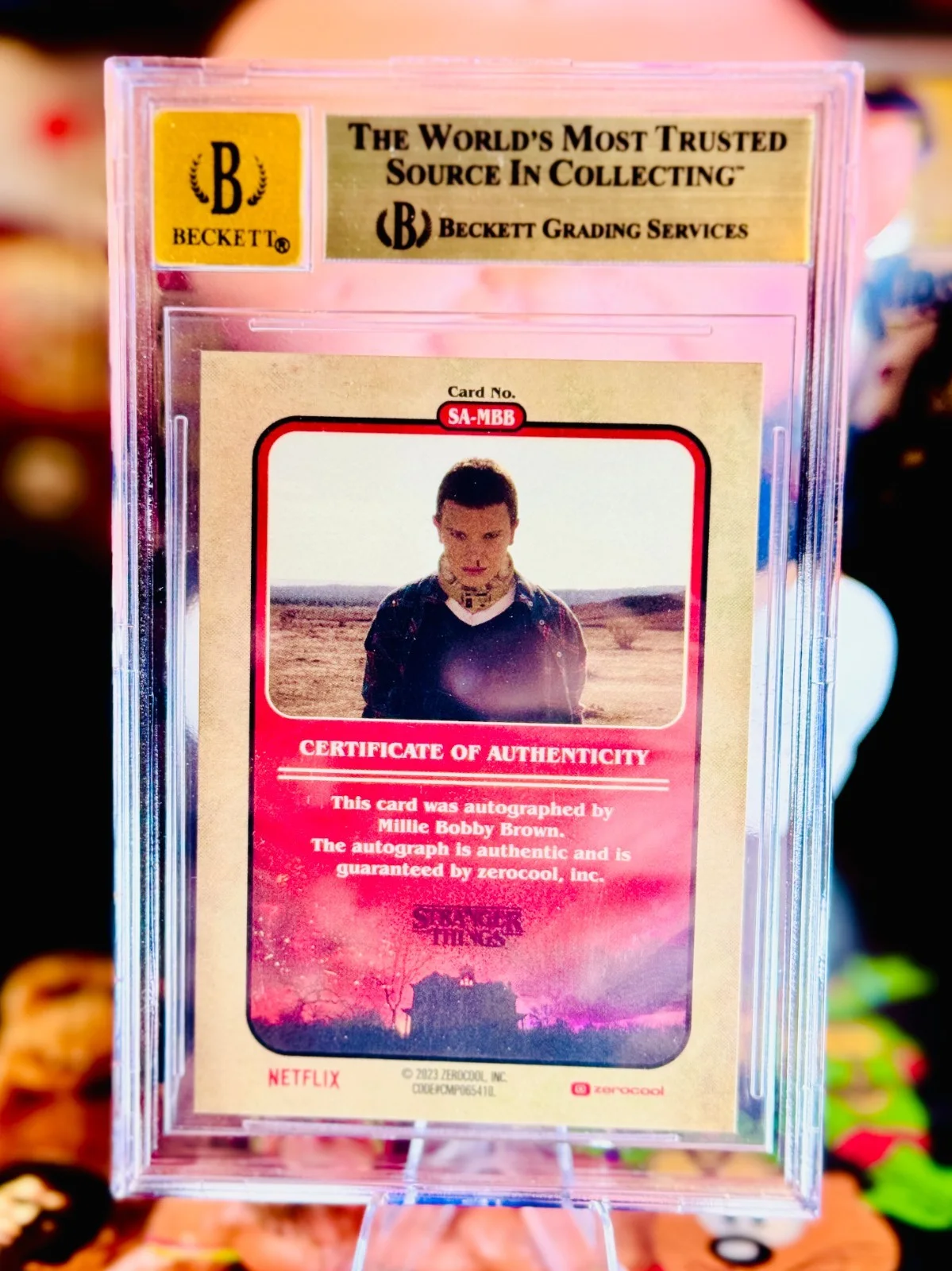 Millie Bobby Brown — 2024 Topps Zero Cool Stanger Things Season 4 Millie Bobby Brown Auto BGS 9.5, изображение 2