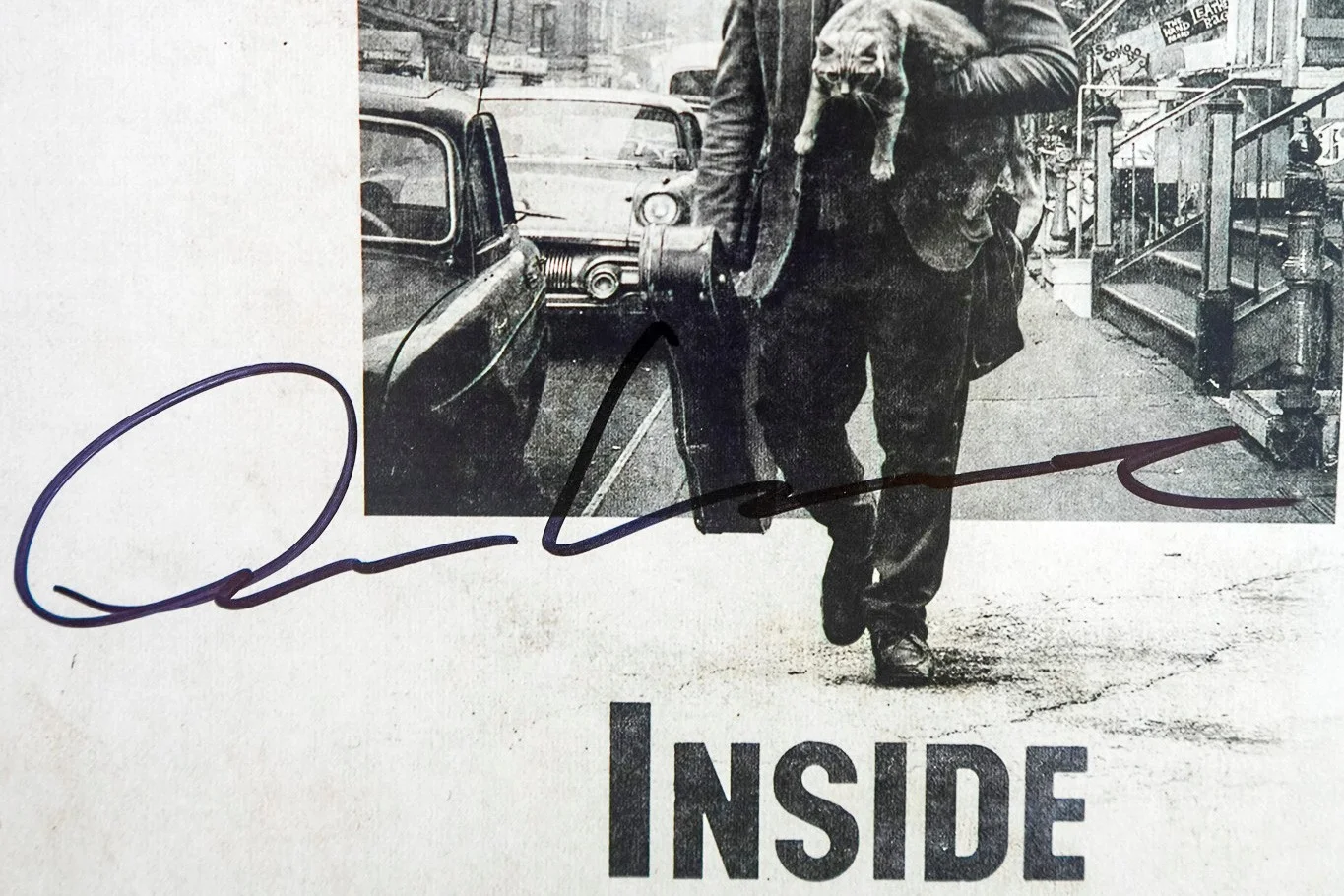 Oscar Isaac — Oscar Isaac Signed Autographed INSIDE LLEWYN DAVIS 12x18 Photo Poster JSA, изображение 2
