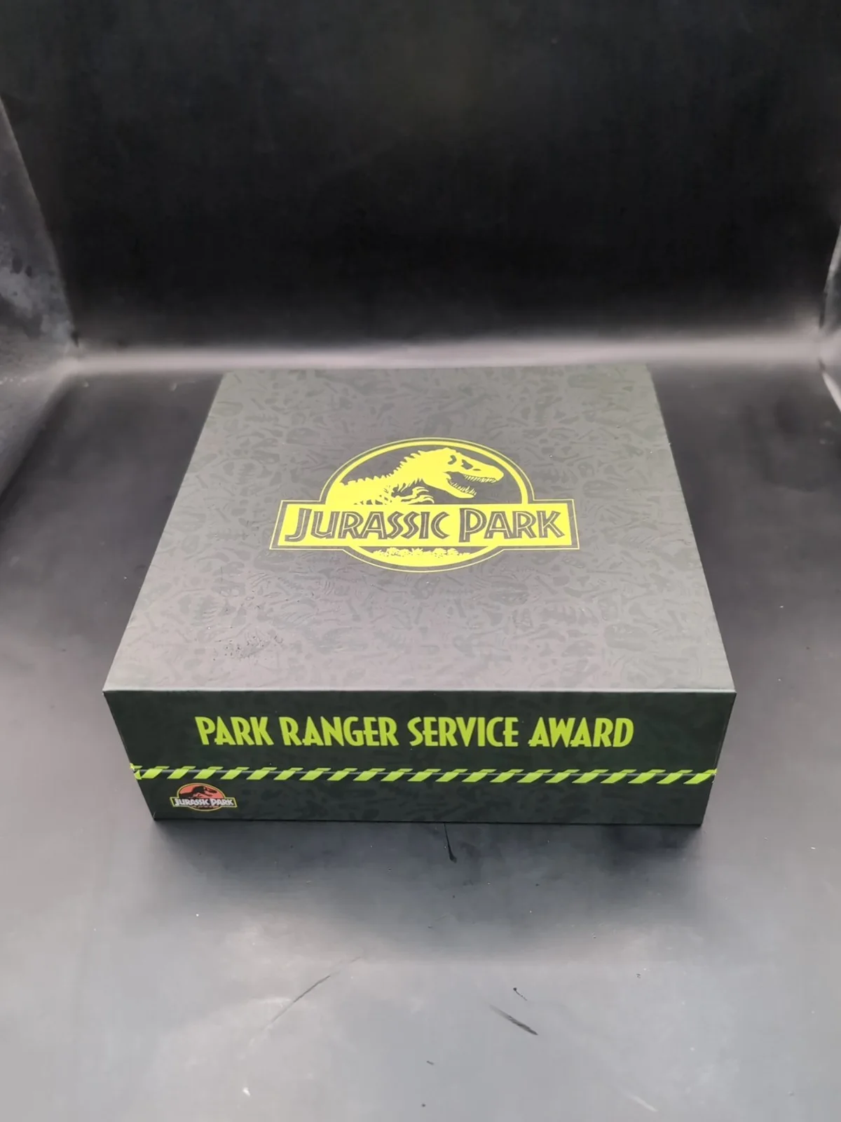 Jurassic Park 'Park Ranger Service Award' Limited Edition Only 1,993 Worldwide, изображение 2