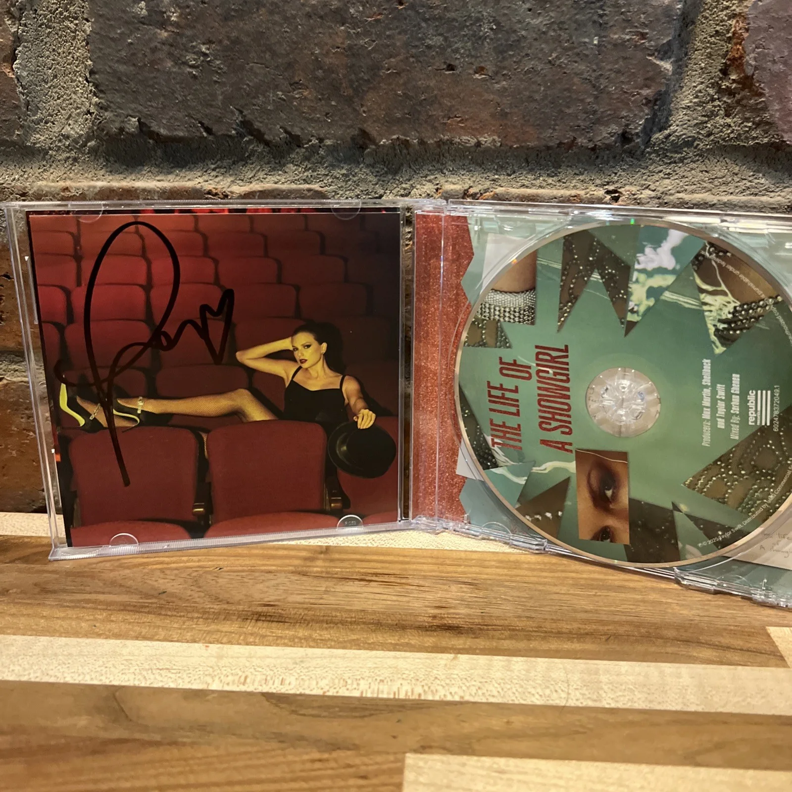 LONG AUTOGRAPHED Taylor Swift Signed The Life Of A Showgirl CD Photo 4 ❤️ RARE, изображение 3