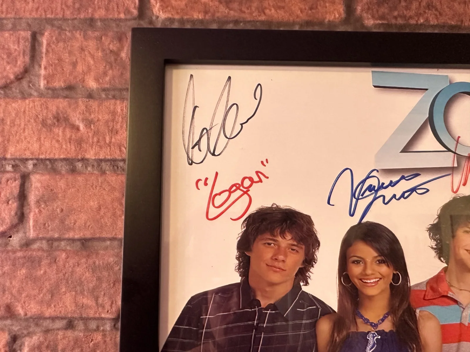 Nickelodeon: Zoey 101 Autographed Framed 11x17 Promo Pic, image 2