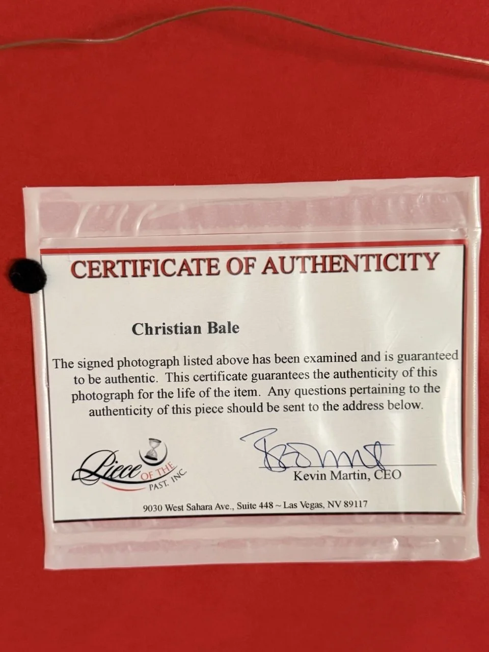 Christian Bale — Christian Bale Signed Batman Photo 13x17 Framed COA Piece of the Past, изображение 3