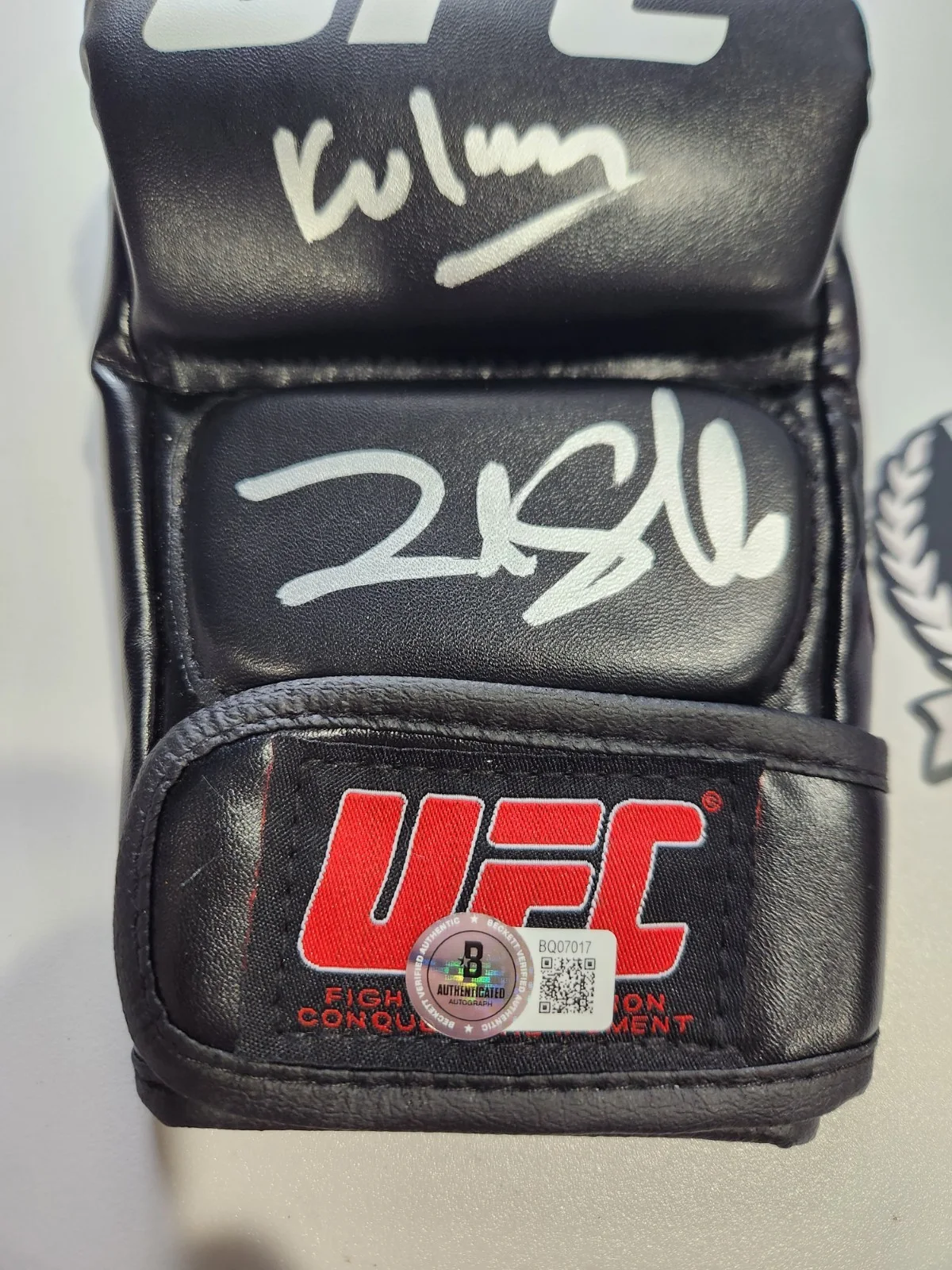 frank Grillo — Frank Grillo Signed Kingdom UFC Glove Alvey Kulina King Kulina BAS COA, изображение 2