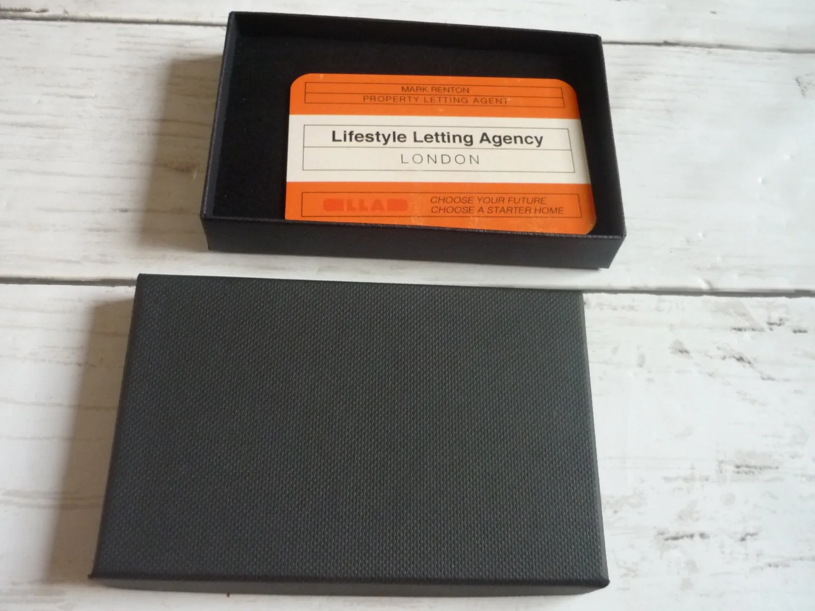 Movie replica prop boxed business card trainspotting mark renton letting agent, изображение 2