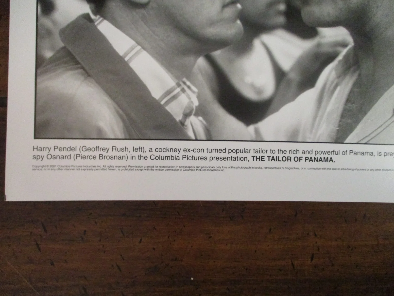 ("THE TAILOR OF PANAMA")Pierce Brosnan/Geoffrey Rush/2001 10x8 Black/White Photo, изображение 2