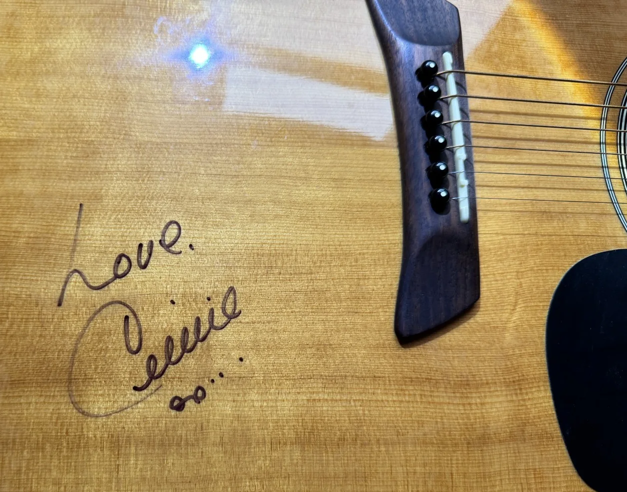 CELINE DION SIGNED FULL SIZE ACOUSTIC GUITAR W/ INSCRIPTION AUTOGRAPH BAS COA, изображение 2