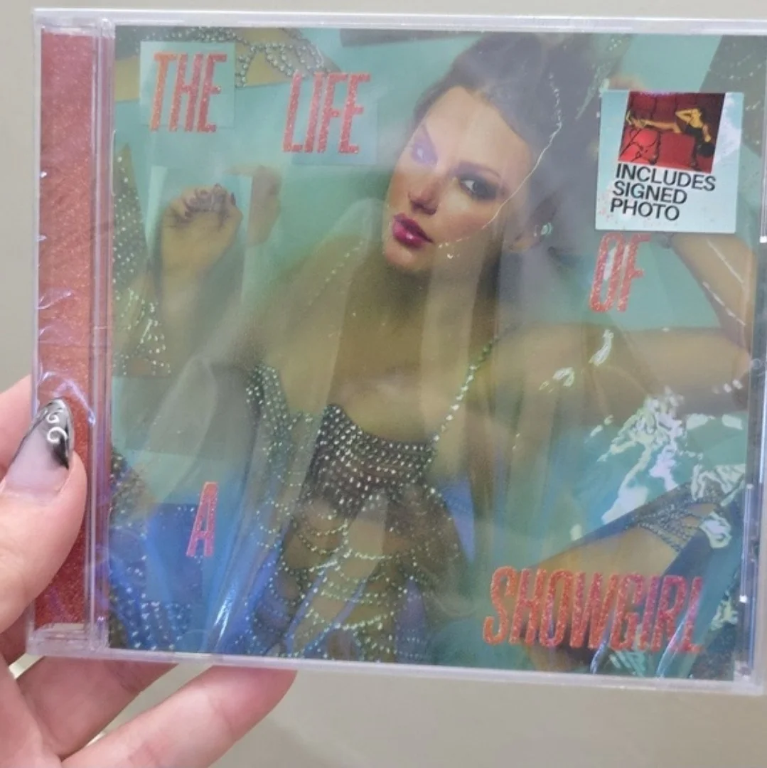 Detached Heart Taylor Swift Signed Autographed CD #4 The Life Of A Showgirl NEW, изображение 2
