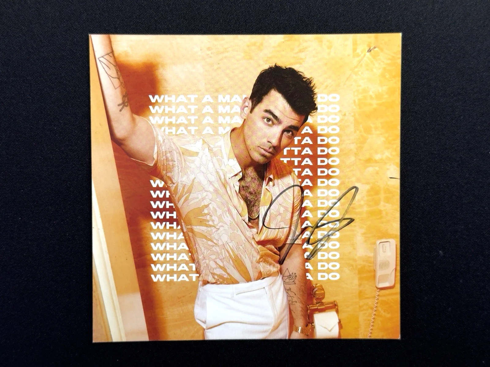 JOE JONAS Signed Autograph CD Booklet What a Man Gotta Do Jonas Brothers, изображение 5