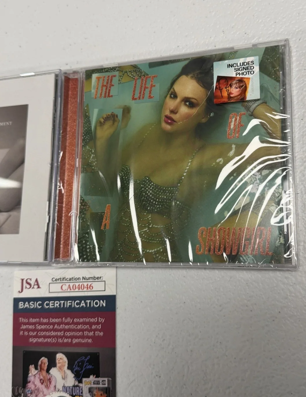 TAYLOR SWIFT AUTOGRAPHED CD LOT OF 2 Tortured Poets Society Life Showgirl JSA, изображение 2