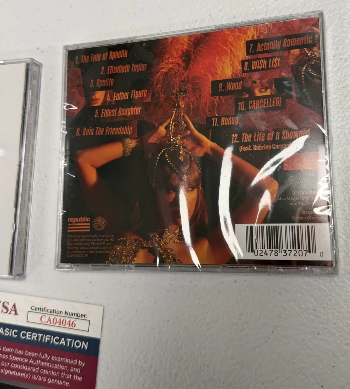 TAYLOR SWIFT AUTOGRAPHED CD LOT OF 2 Tortured Poets Society Life Showgirl JSA, изображение 3