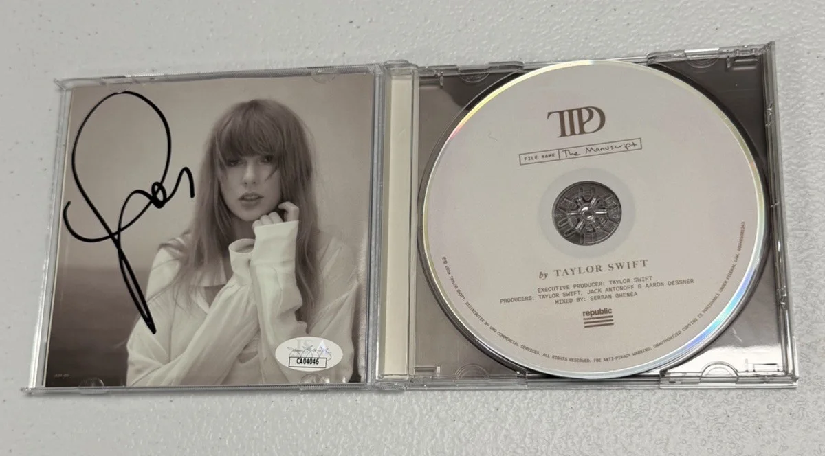 TAYLOR SWIFT AUTOGRAPHED CD LOT OF 2 Tortured Poets Society Life Showgirl JSA, изображение 5
