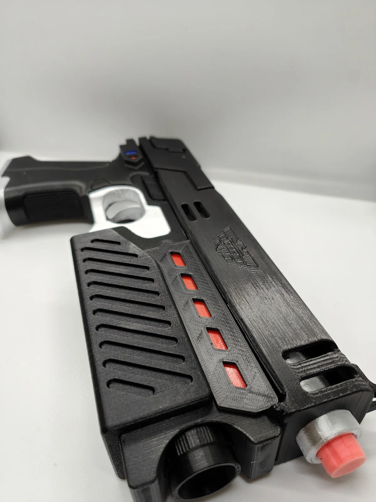Judge Dredd Lawgiver MK2 Style Prop – 3D Printed & Painted Display Model, image 3