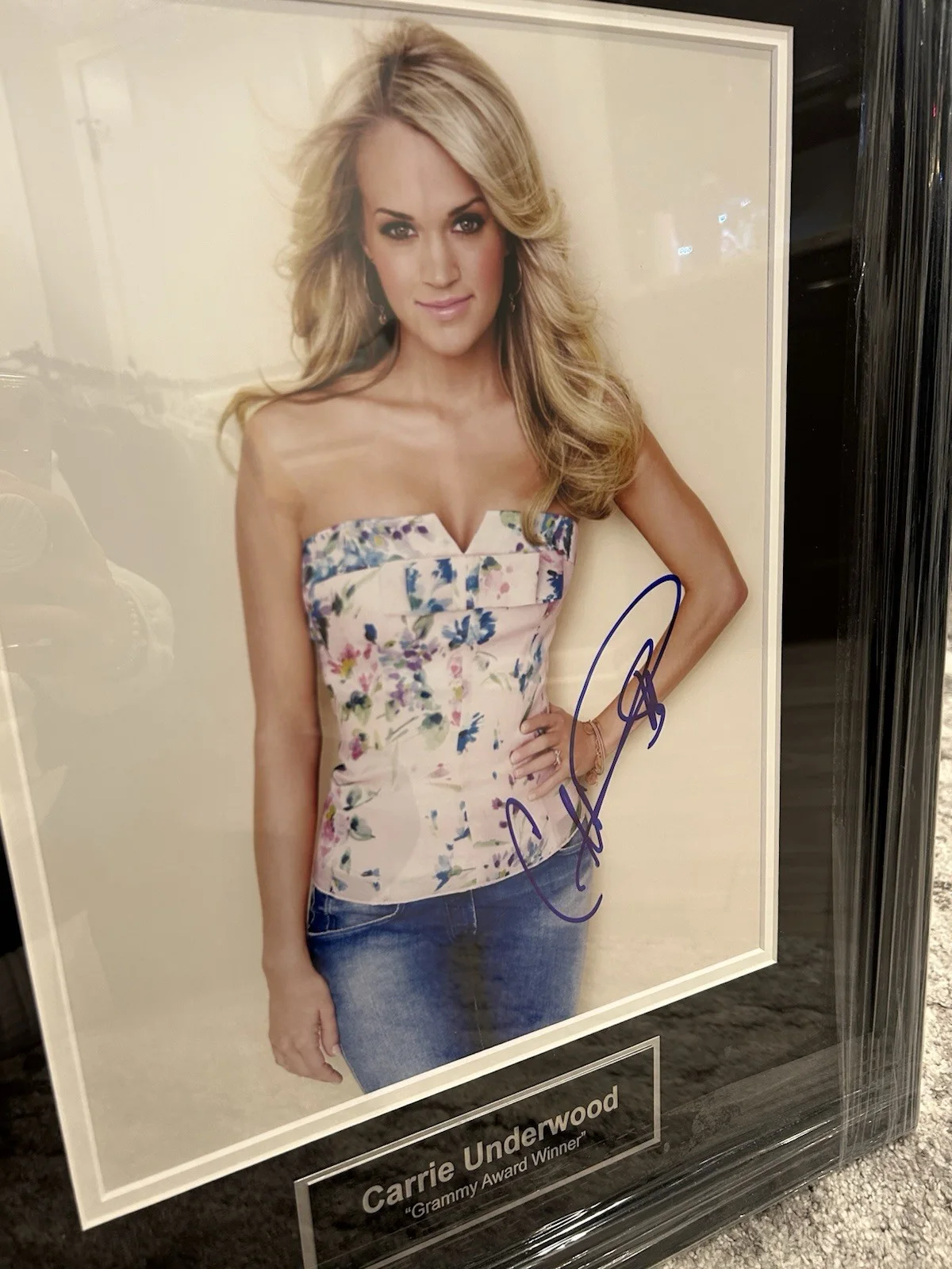 Carrie Underwood Guitar and Portrait Both Autographed and Authentic Signed, image 4
