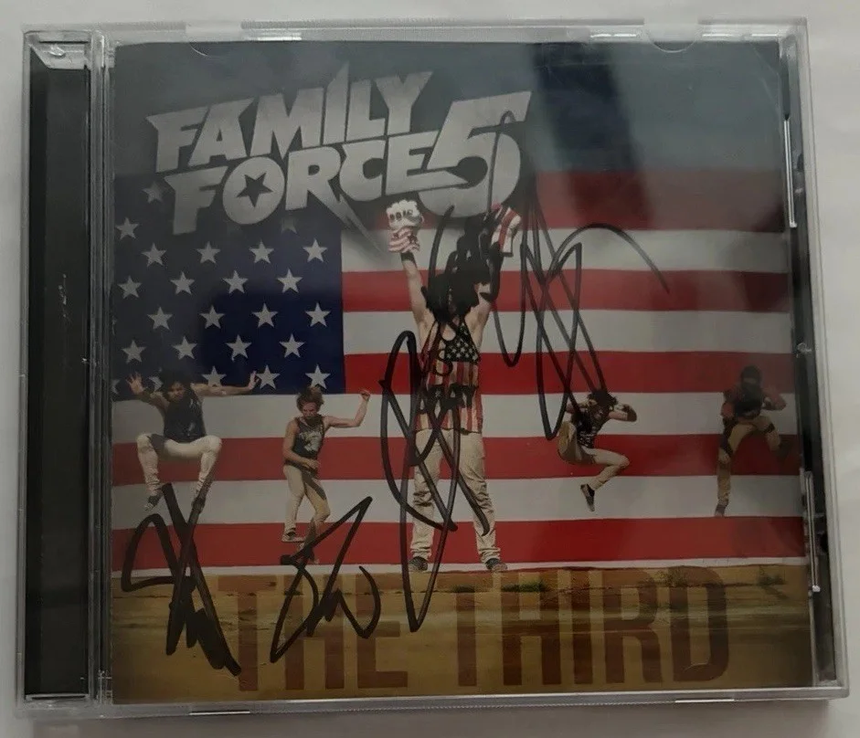 Family Force 5 The Third Signed Autographed CD 2013 Tooth & Nail Very Good, изображение 3