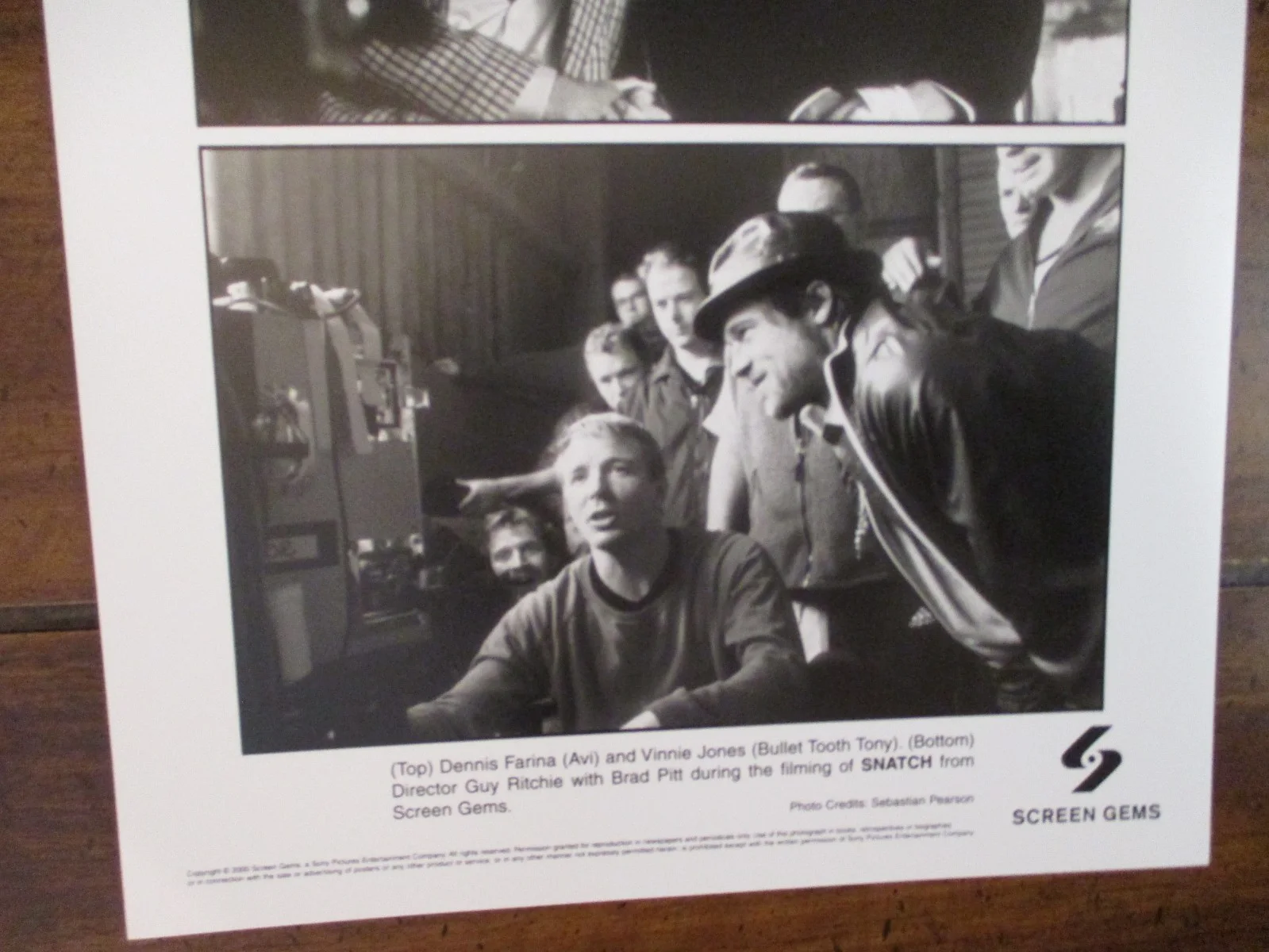 Dennis Farina/Vinnie Jones/Brad Pitt/Guy Ritchie(SNATCH)2001 8 x 10 B & W Photo, image 2