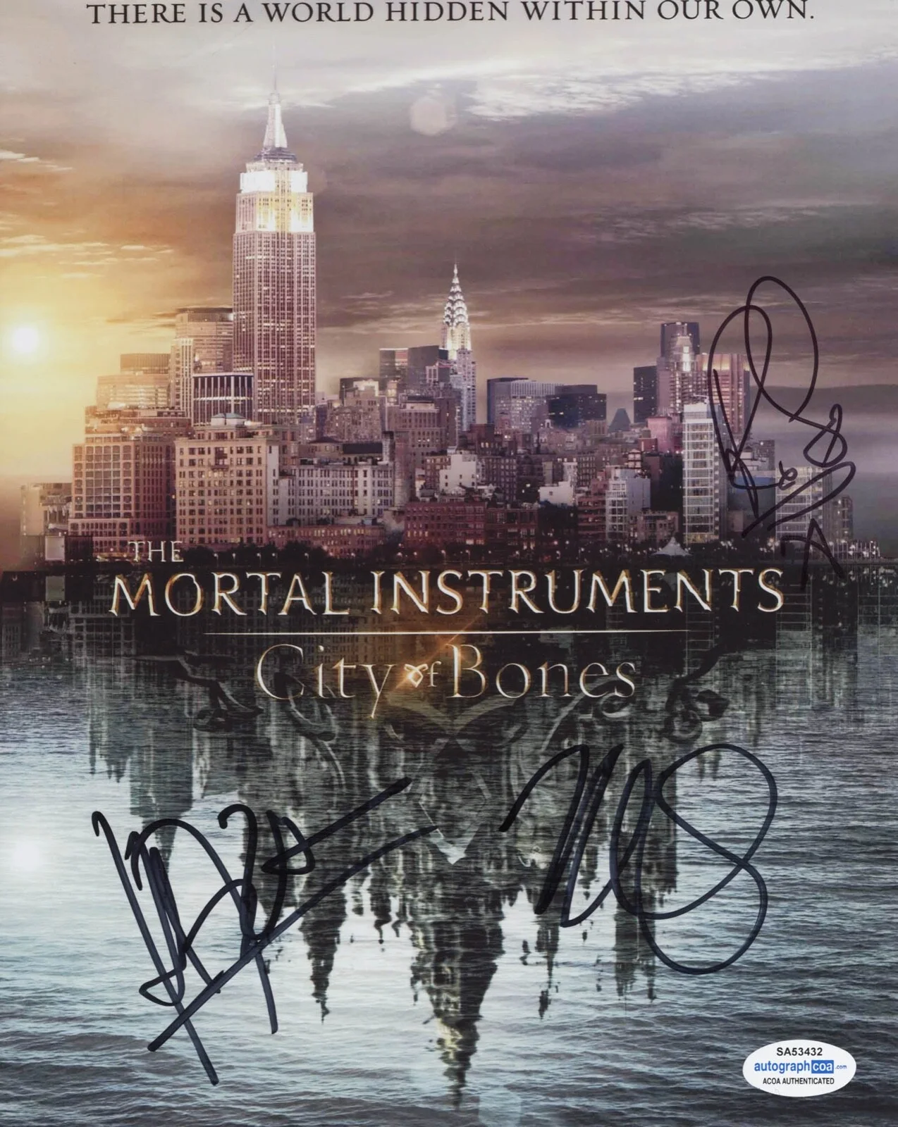 ROBERT SHEEHAN, KEVIN ZEGERS, HARALD ZWART — Robert Sheehan& Kevin Zegers signed "MORTAL INSTRUMENTS" 8x10 Photo PROOF b ACOA, изображение 3