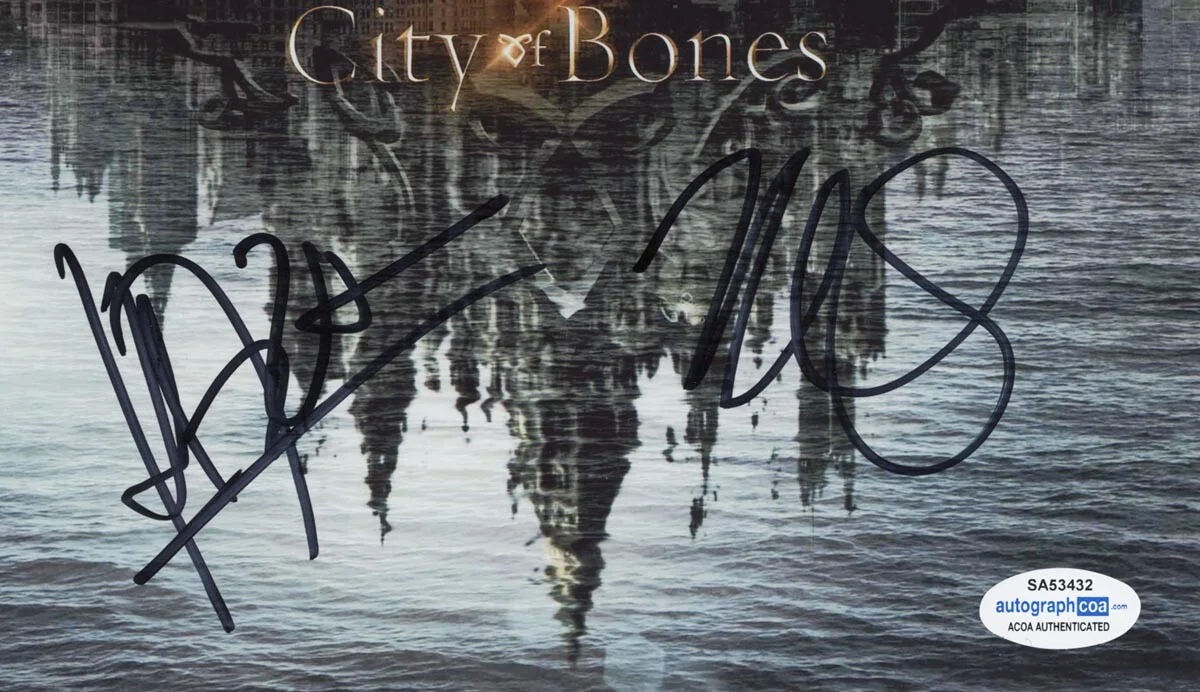 ROBERT SHEEHAN, KEVIN ZEGERS, HARALD ZWART — Robert Sheehan& Kevin Zegers signed "MORTAL INSTRUMENTS" 8x10 Photo PROOF b ACOA, изображение 4