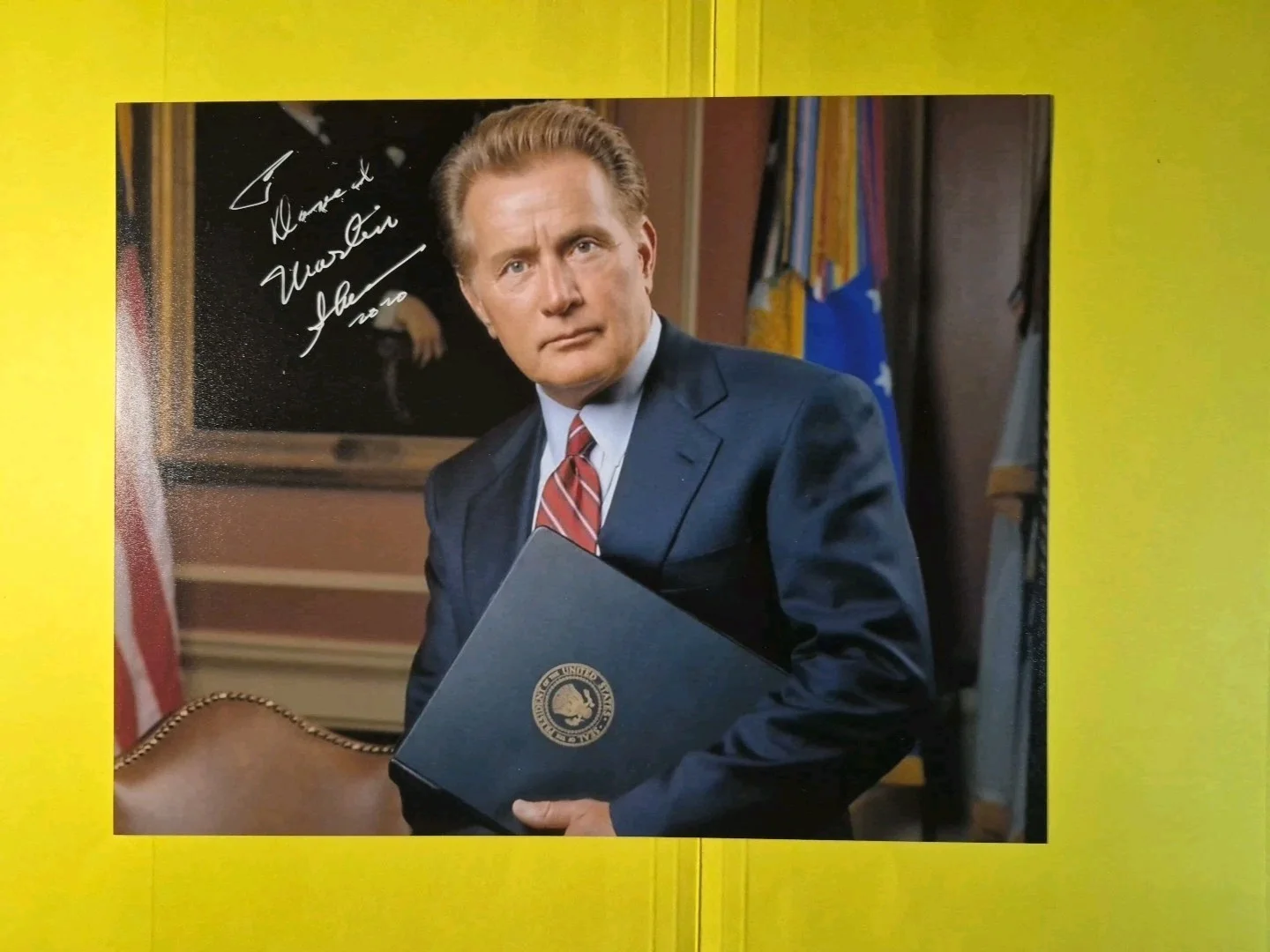 Martin Sheen — Martin Sheen Signed, Autographed. THE WEST WING 8X10 photo.Inscribed David, изображение 2