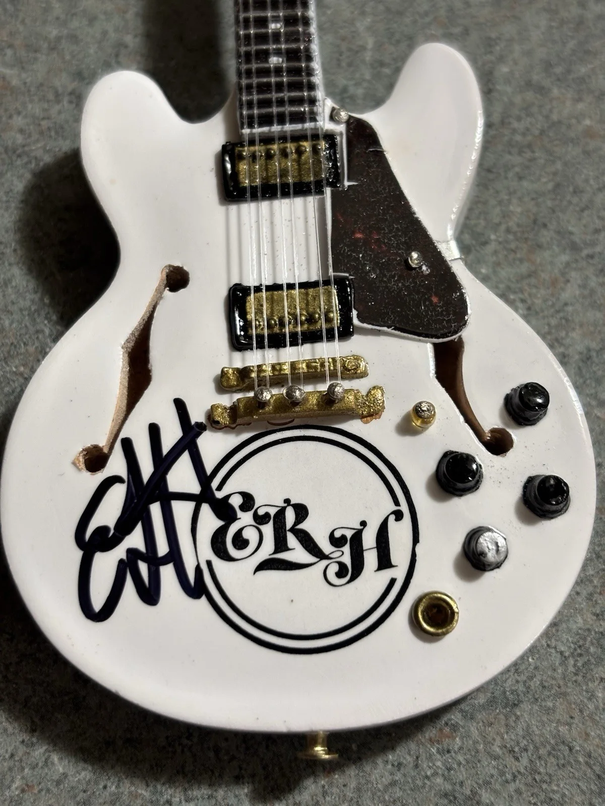 EZRA RAY HART SIGNED GUITAR ORNAMENT Kevin Griffin Emerson Hart Tonic BTE US23, изображение 2