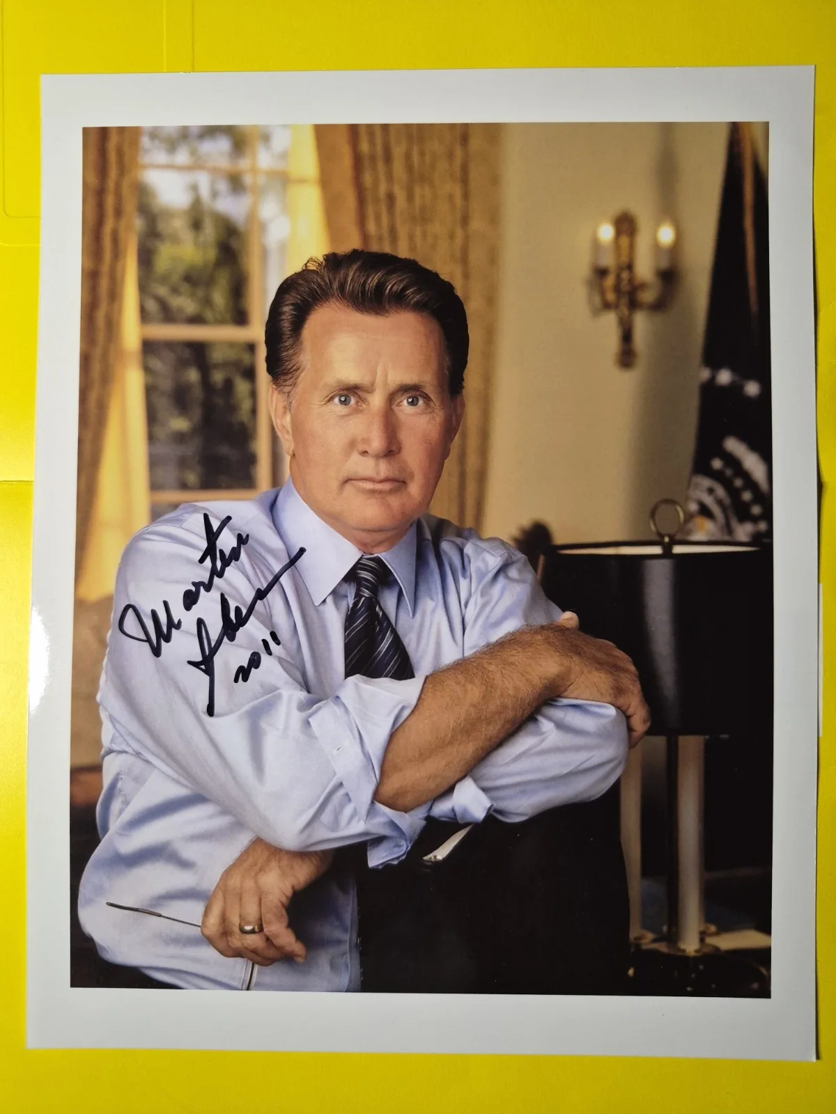 Martin Sheen — Martin Sheen Signed, Autographed. THE WEST WING 8X10 photo No Inscription, изображение 2