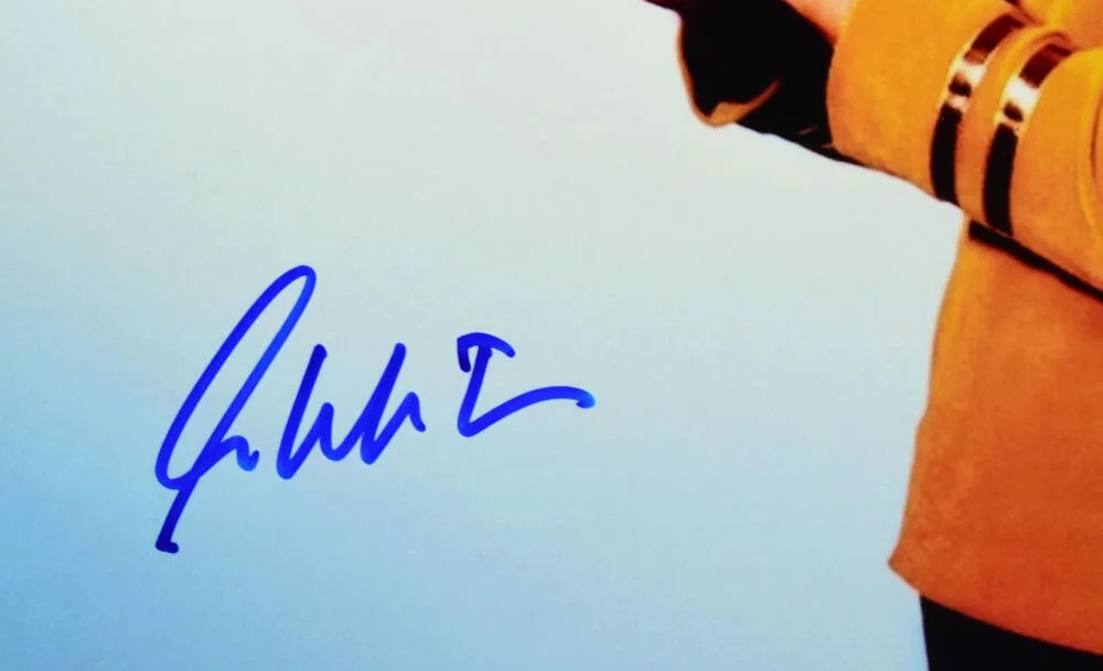 William Shatner — William Shatner Autographed Star Trek 16x20 w/ Space Gun Photo - Beckett W Holo, изображение 2