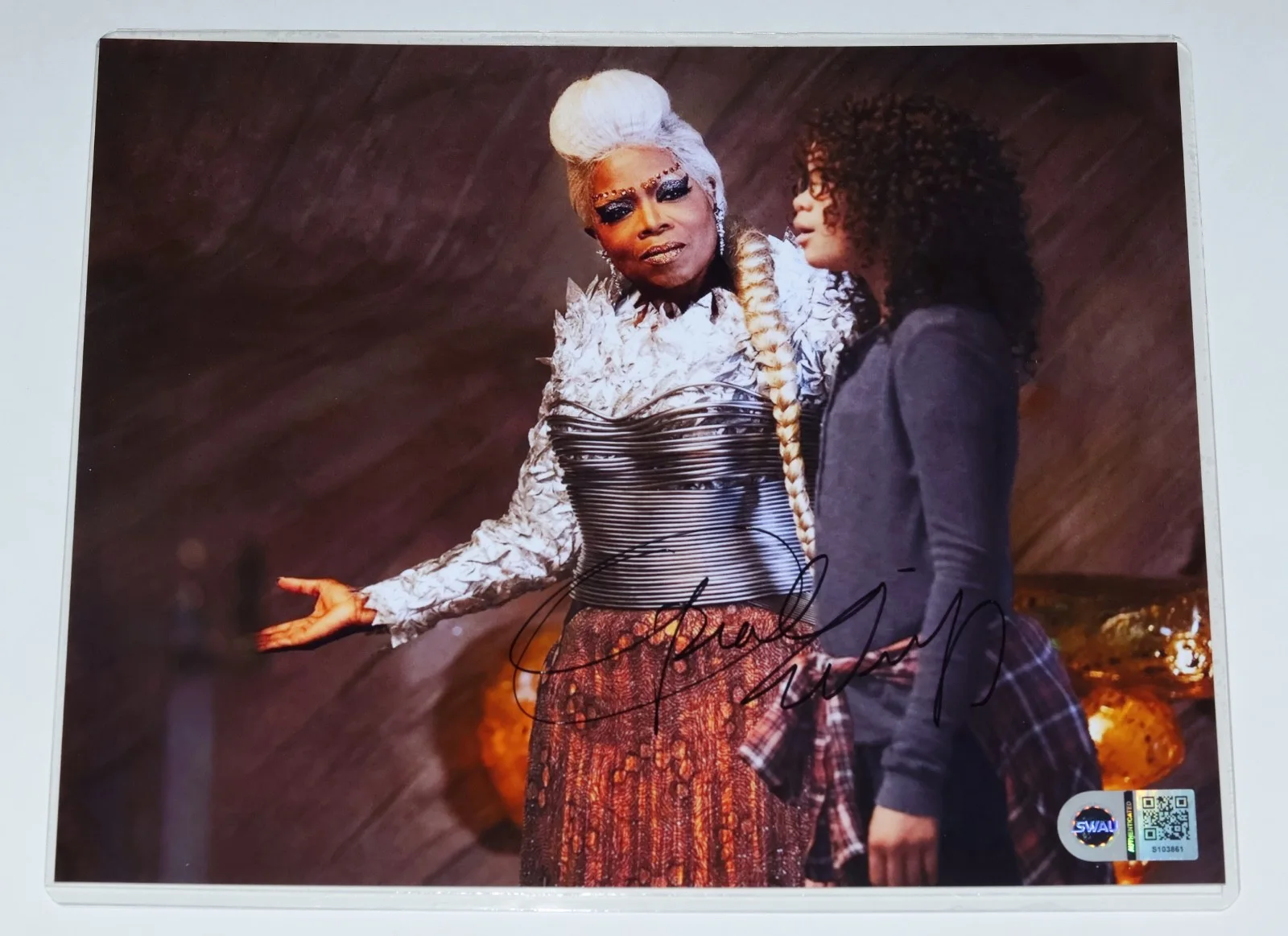 Oprah Winfrey — OPRAH WINFREY Signed A WRINKLE IN TIME 8X10 PHOTO autograph + SWAU COA