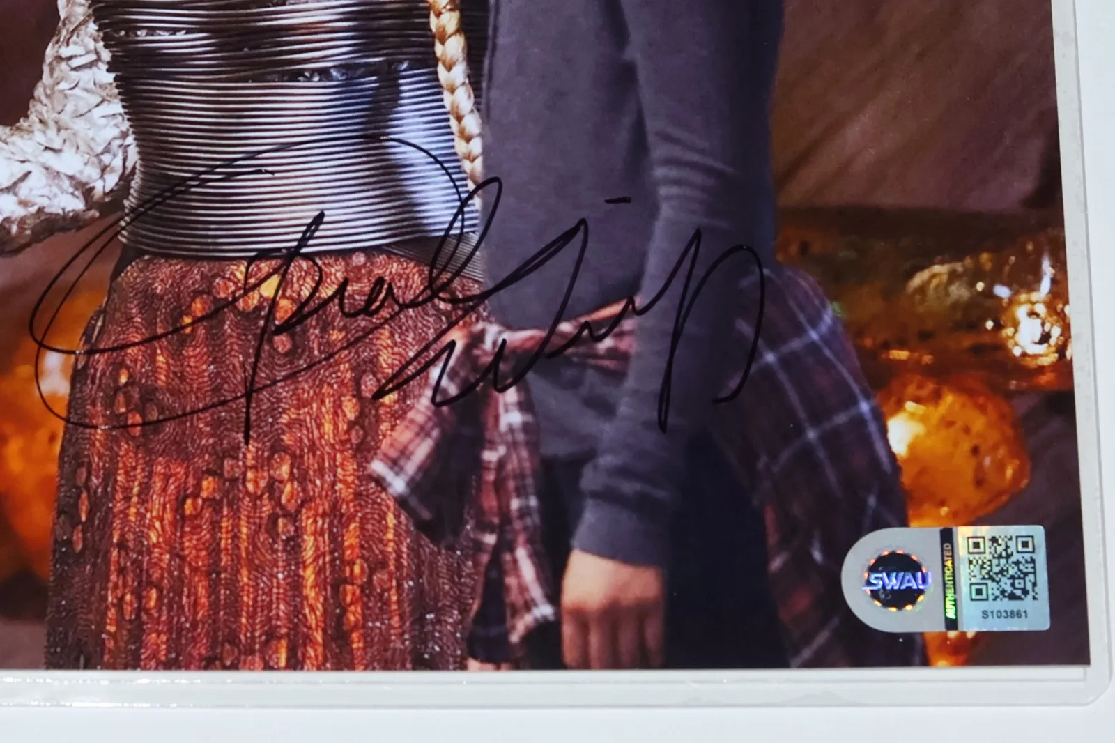 Oprah Winfrey — OPRAH WINFREY Signed A WRINKLE IN TIME 8X10 PHOTO autograph + SWAU COA, image 2