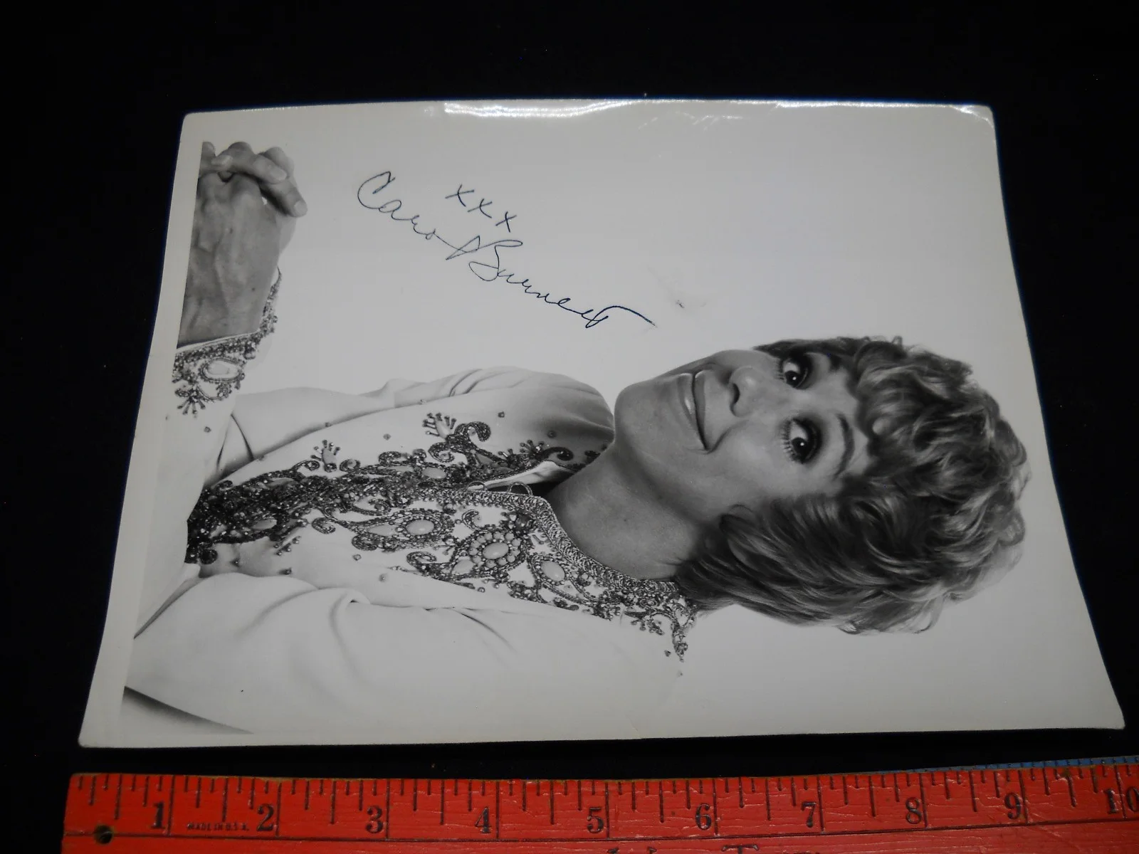 Carol Burnett — 8x10 Glossy Publicity Photo Signed Carol Burnett light creasing bumped corners, изображение 2