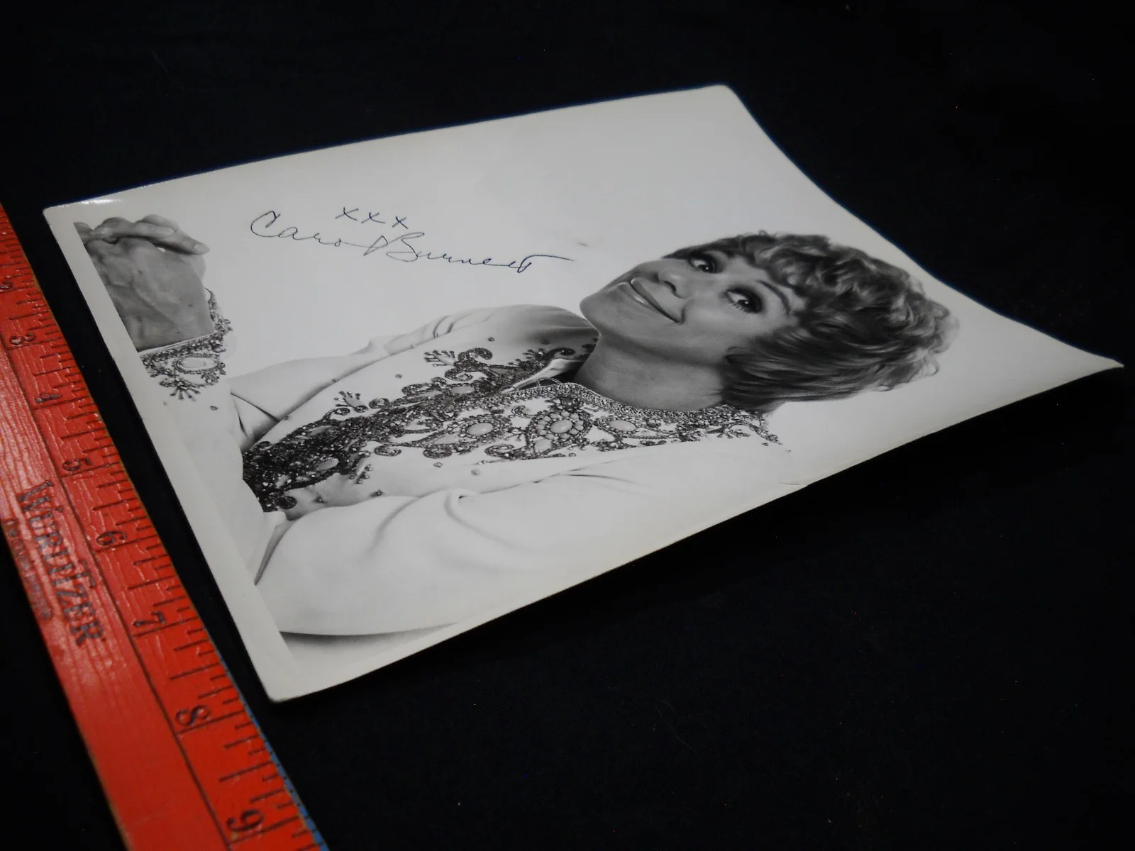 Carol Burnett — 8x10 Glossy Publicity Photo Signed Carol Burnett light creasing bumped corners, изображение 4