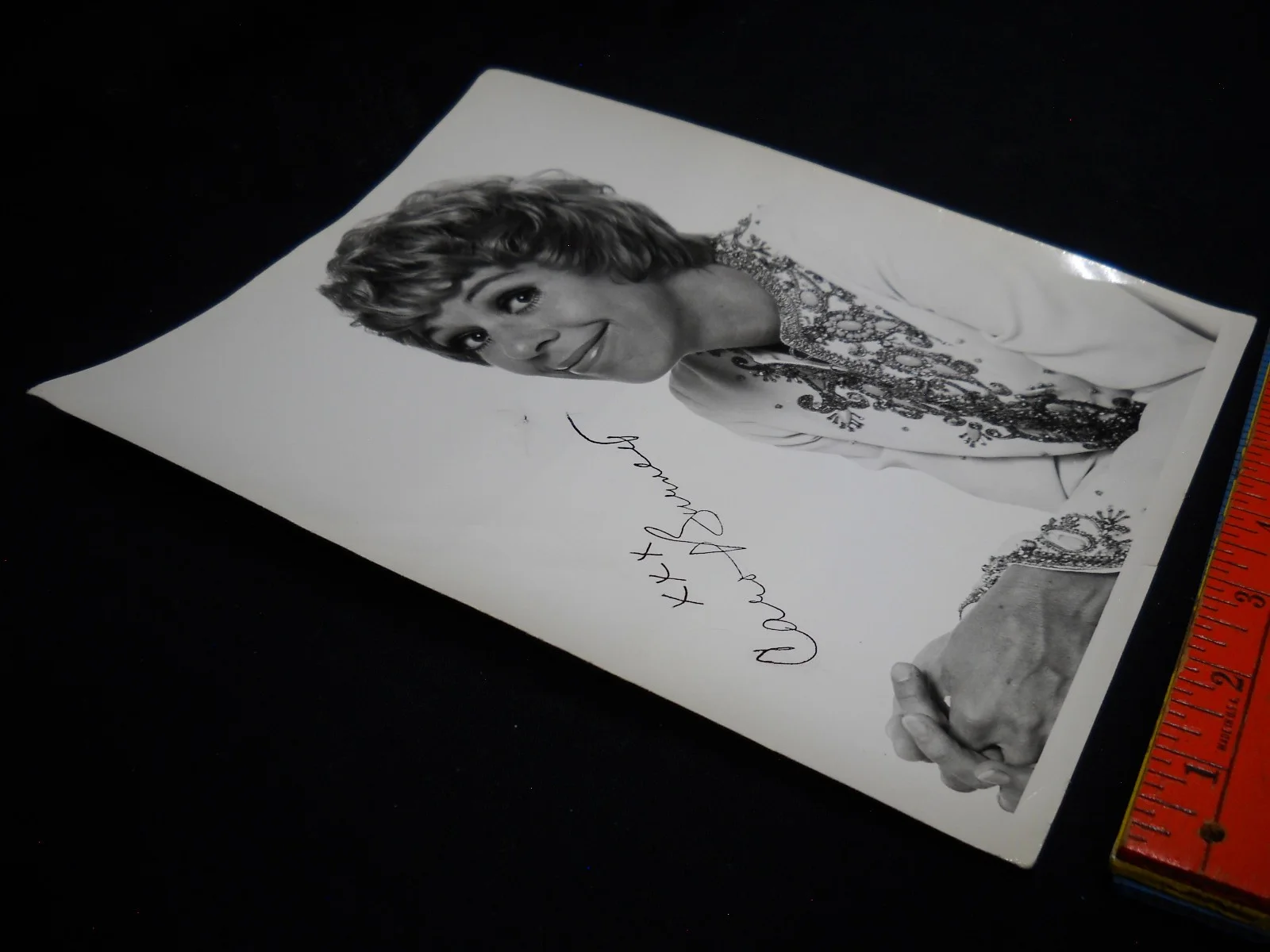 Carol Burnett — 8x10 Glossy Publicity Photo Signed Carol Burnett light creasing bumped corners, изображение 5