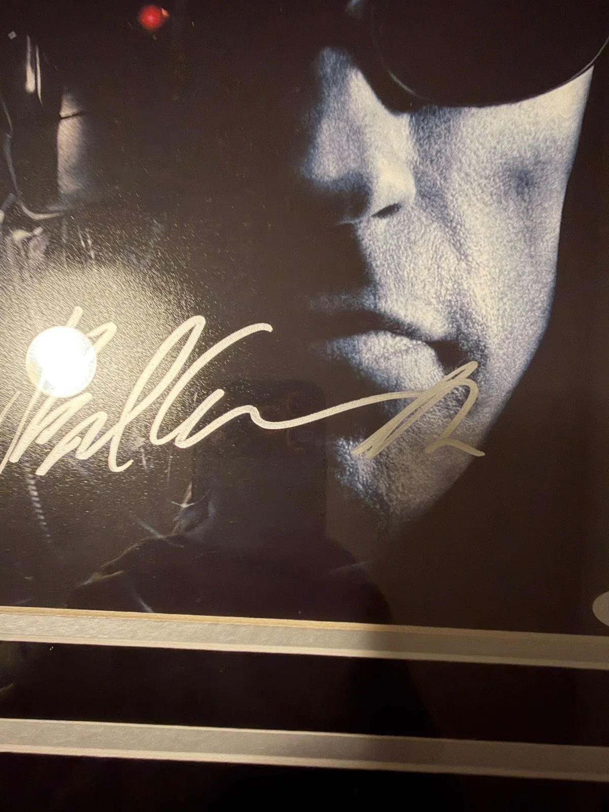 Arnold Schwarzenegger — PSA# AD90305 Signed Arnold Schwarzenegger 11x14 framed Terminator photo, image 2